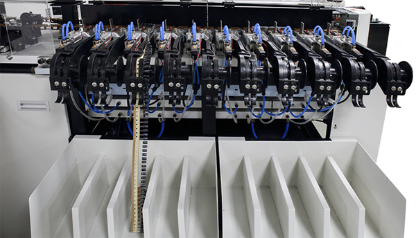 插件机机器人能够实现工厂自动化