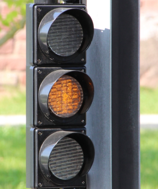 立式插件机在 LED 照明产业中有何独特优势？